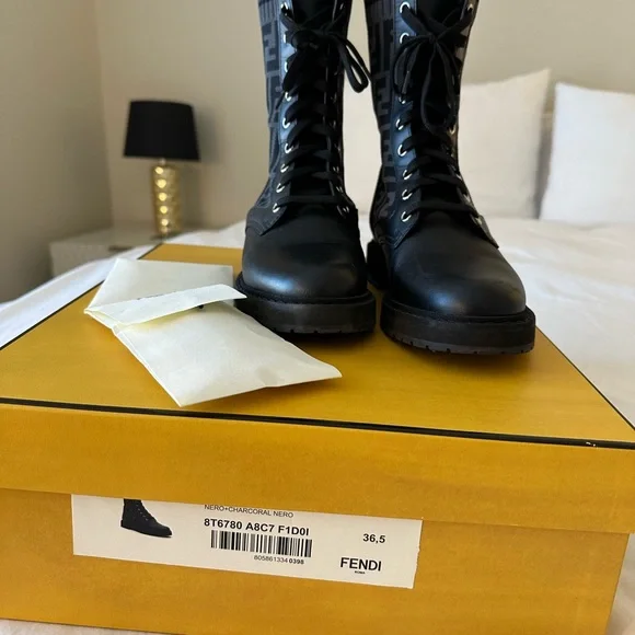 Fendi Rockoko
Black leather biker boots with stretch fabric size 36.5 - Picture 6 of 10